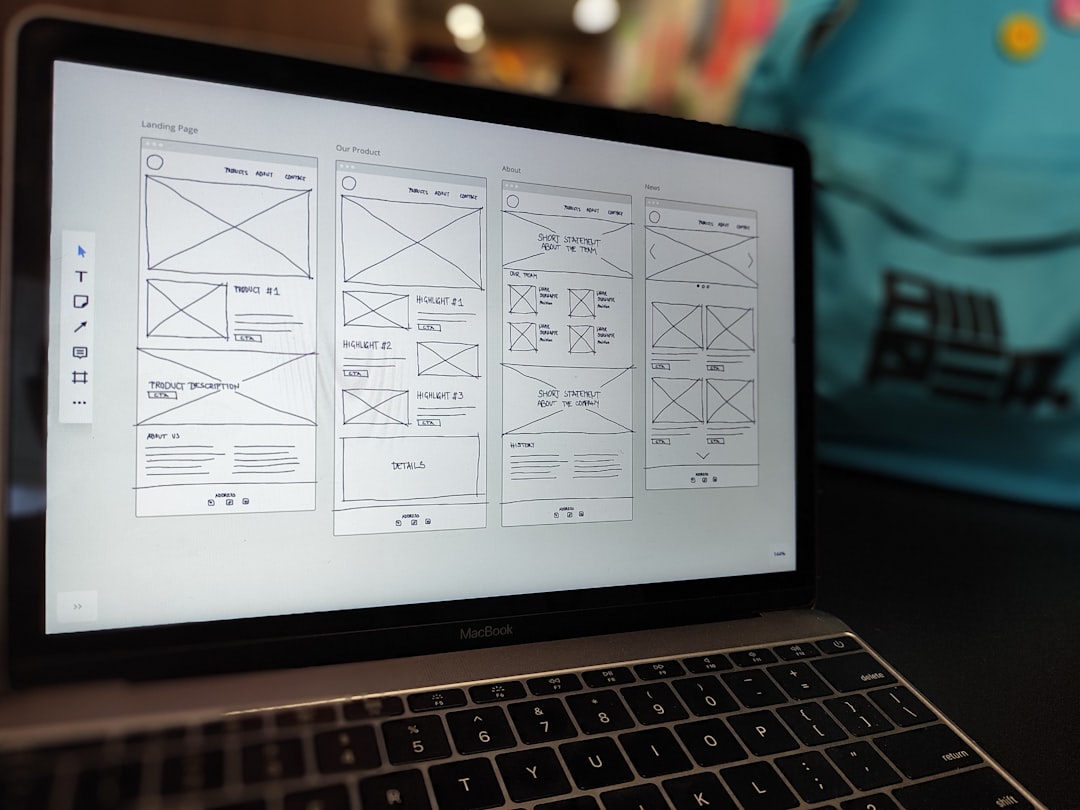 services-01 Un wireframe de site web affiché sur l’écran d’un MacBook posé sur un bureau de bureau.